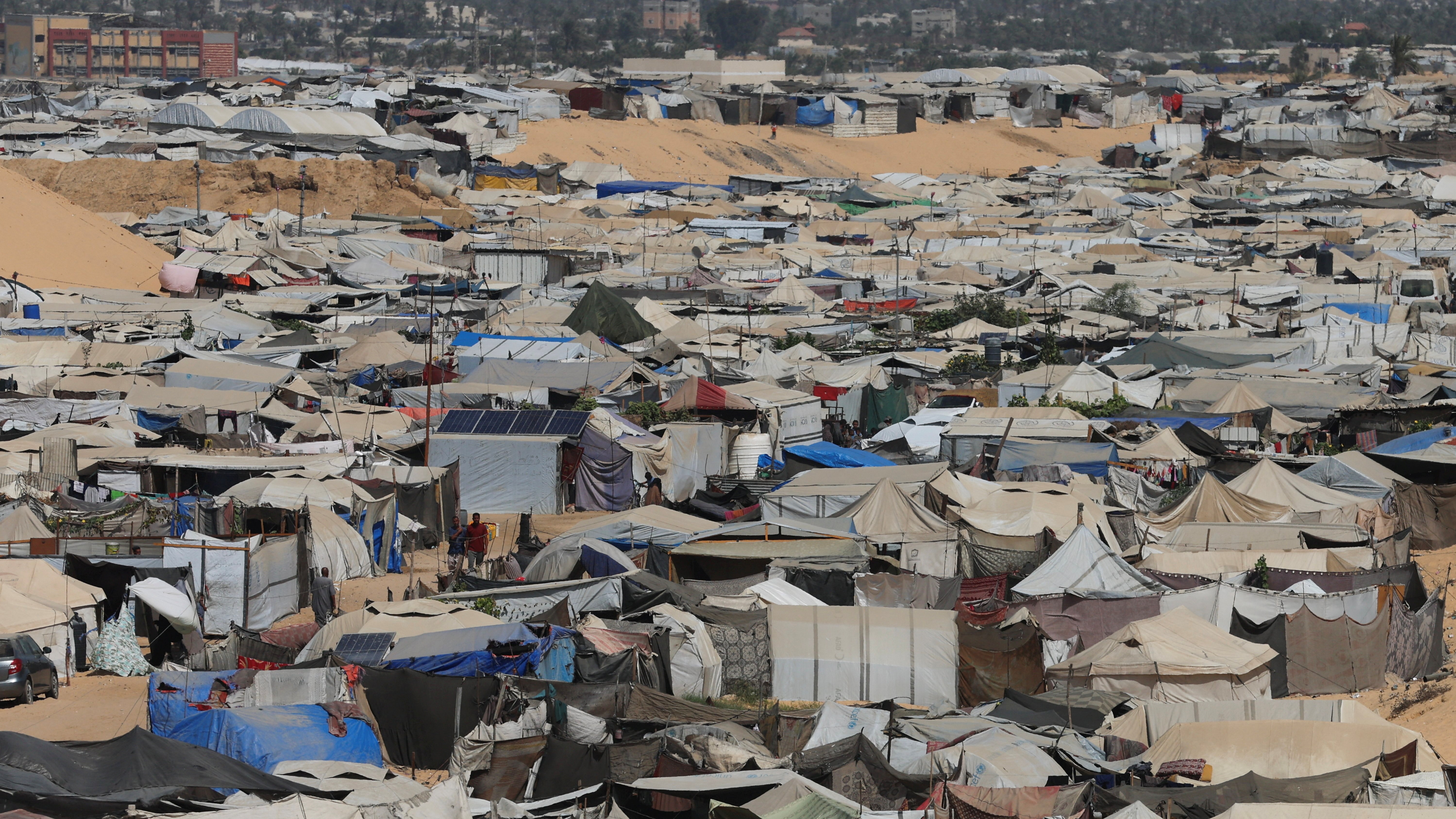 Familias palestinas desprazadas nun campamento en Mawasi. REUTERS/Ramadan Abed