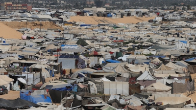 Familias palestinas desprazadas nun campamento en Mawasi. REUTERS/Ramadan Abed