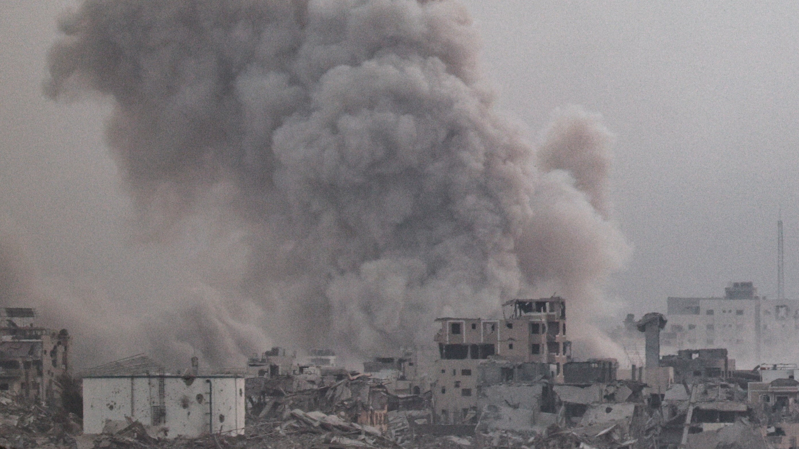 Fumareda despois dunha explosión en Gaza. REUTERS/Amir Cohen
