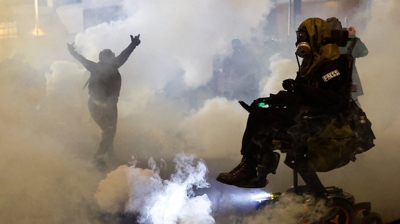 Axentes da orde tentan dispersar os manifestantes en Portland. REUTERS/John Rudoff