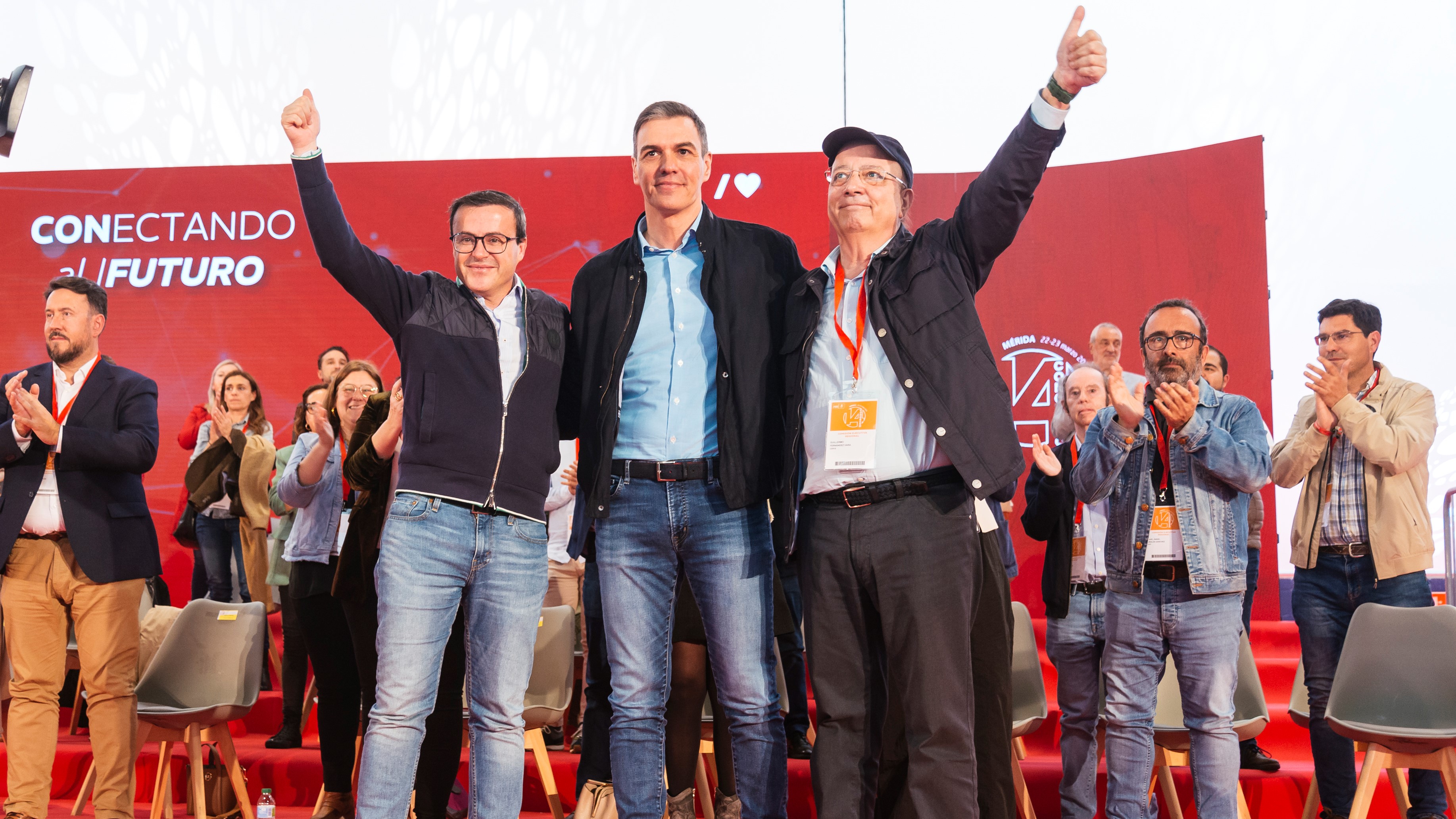 Fernández Vara con Miguel Gallardo e Pedro Sánchez. EUROPA PRESS/Carlos Ramos