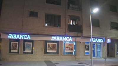 Imaxe da sucursal asaltada no centro de Porriño