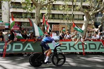 Protestas contra a participación do equipo na Vuelta. Reuters