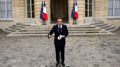 Sebastien Lecornu comparece desde o Hôtel Matignon, residencia oficial do primeiro ministro (Reuters/Stephane Mahe)