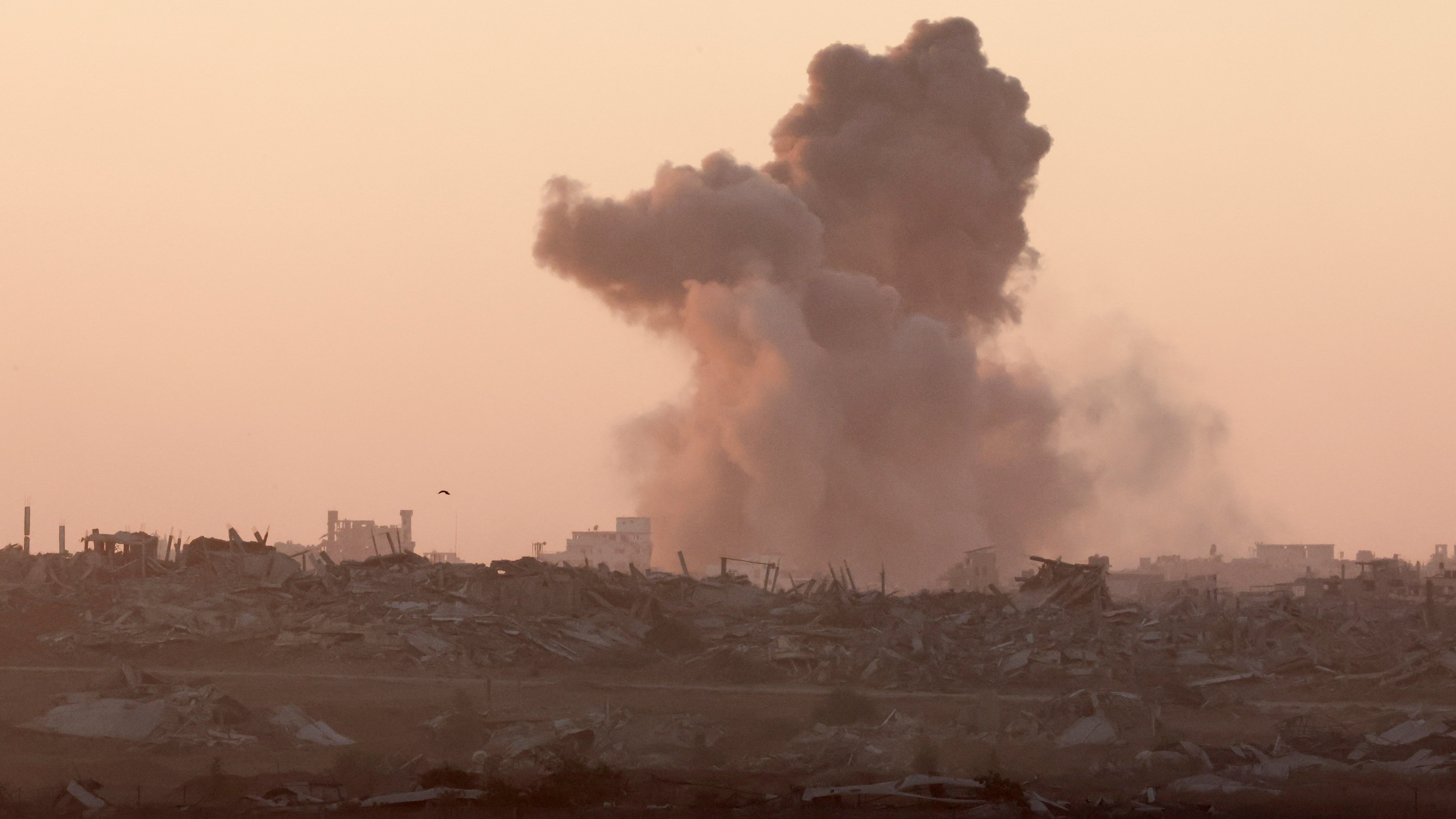 As explosións continúan este martes en Gaza a pesar das negociacións de paz en curso. REUTERS/Ammar Awad