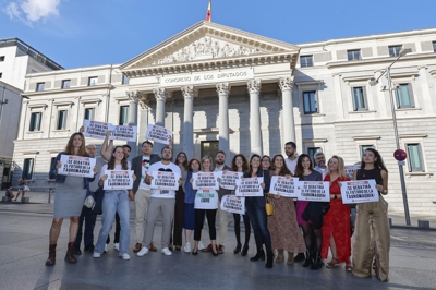 Promotores da inicciativa popular, nos exteriores do Congreso