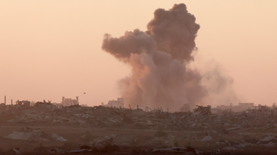 As explosións continúan este martes en Gaza a pesar das negociacións de paz en curso. REUTERS/Ammar Awad