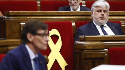 O presidente de JxCat, Albert Batet, observa o presidente catalán, Salvador Illa, no debate de política xeral de Cataluña. EFE/Quique García