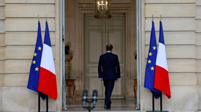 O primeiro ministro saínte, Sebastien Lecornu, retírase despois dunha rolda de prensa no Hotel Matignon en París. REUTERS/Stephanie Lecocq
