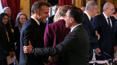 O ministro de Exteriores, José Manuel Albares ,co presidentre francés Emmanuel Macron, este xoves en París (Reuters)