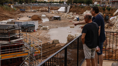 Dous homes observan o barranco de El Poyo, en Paiporta (Valencia), tras as choivas do día 29 de setembro de 2025 (Arquivo/Rober Solsona/Europa Press)