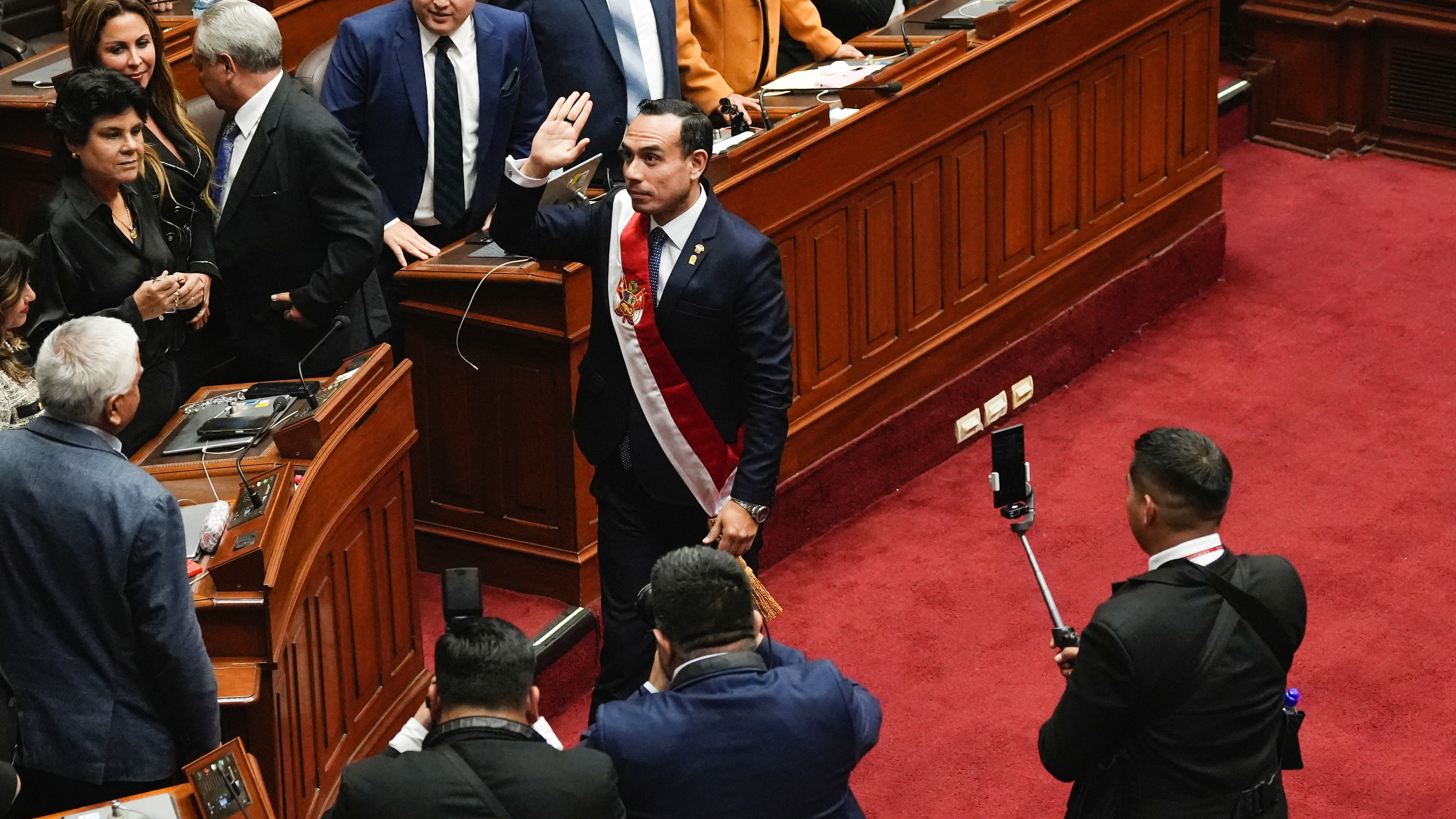 José Jerí prometendo o cargo de presidente interino (REUTERS / Angela Ponce)