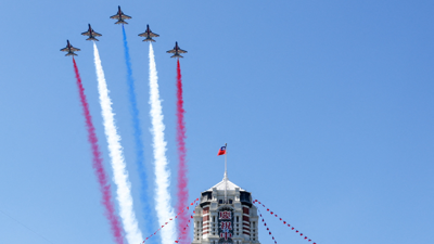 Acrobacias durante as celebracións de Día Nacional taiwanés (REUTERS/Ann Wang)