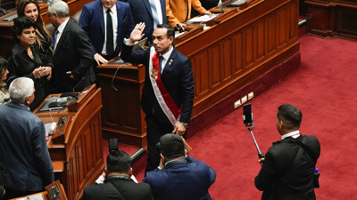 José Jerí prometendo o cargo de presidente interino (REUTERS / Angela Ponce)