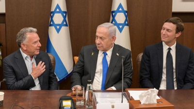 Netanyahu, co enviado de Trump para Oriente Próximo e co xenro do presidente dos EUA tras aprobar o pacto
