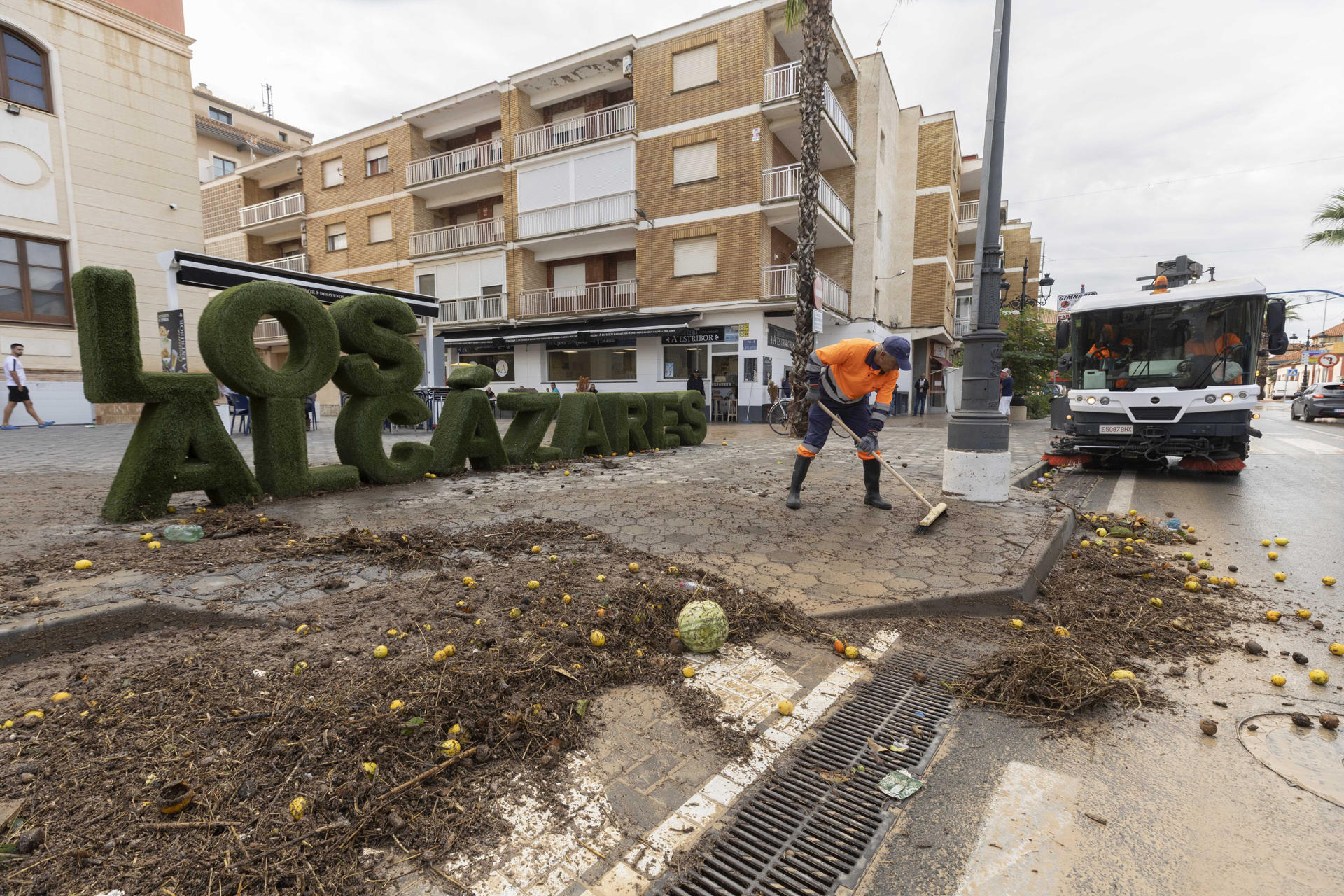 Persoal do concello de Los Alcázares, en Murcia, despexa as beirarúas este sábado tralo pasa da dina. EFE/ Fernando Guillén