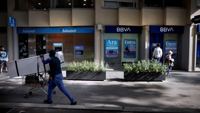 Unha oficina do Sabadell xunto a outra do BBVA en Barcelona. EFE/Alberto Estévez