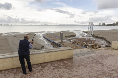Praia de Santiago de la Ribera, este sábado, tralo paso da Dina Alice. Foto:  EFE/ Marcial Guillén