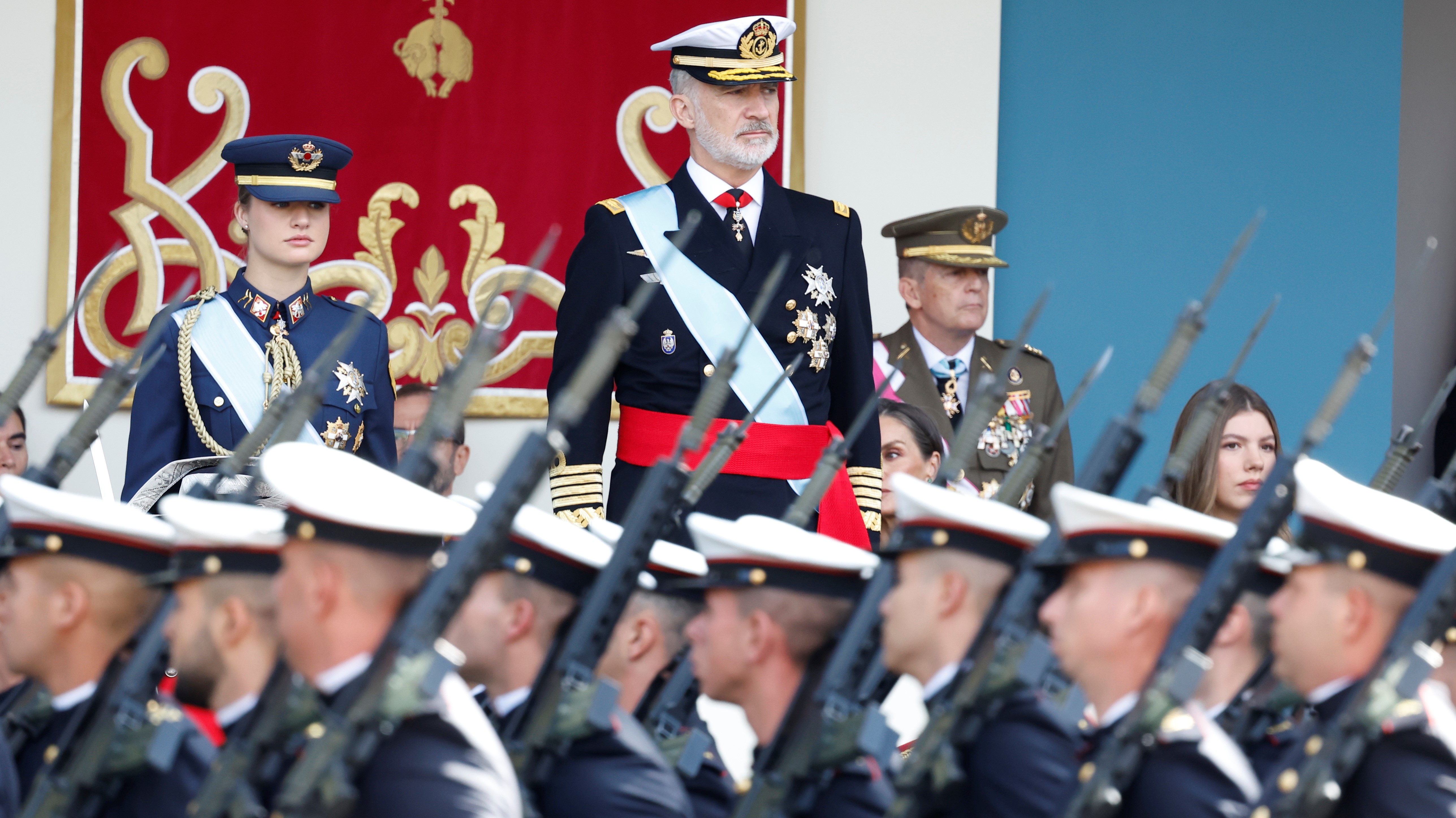 A princesa Leonor co Rei durante o desfile. EFE/Chema Moya