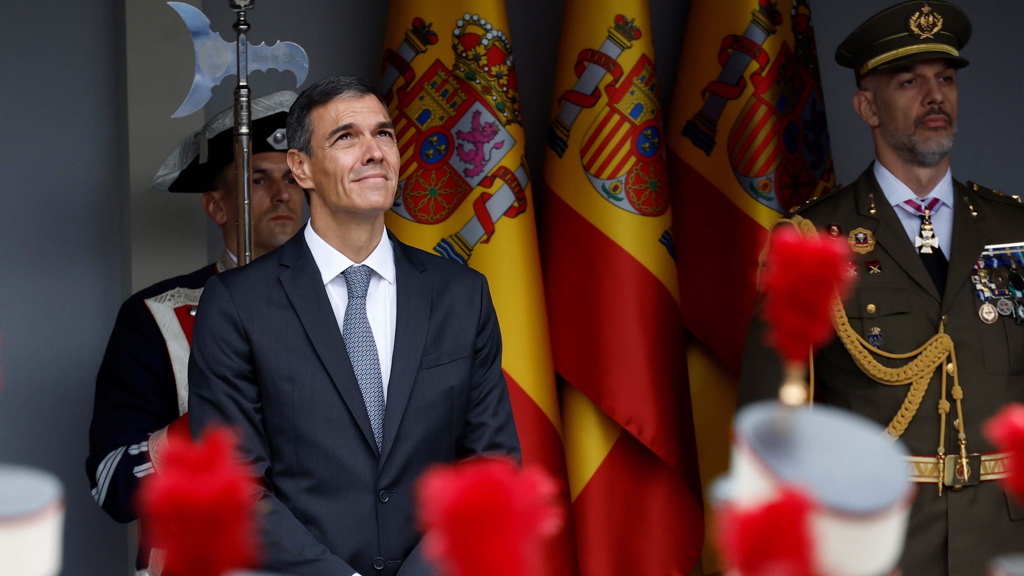 Pedro Sánchez observa a exhibición aérea. EFE/Chema Moya