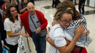 A activista Reyes Rigo dándolle unha aperta a unha amiga á súa chegada ao aeroporto Adolfo Suárez Madrid-Barajas (Firma: Alejandro Martínez Vélez/Europa Press)