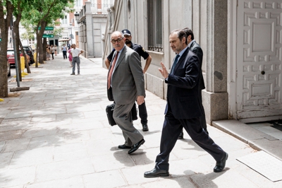 Saída do exministro do Tribunal Supremo acompañado do seu avogado en xuño. Europa Press