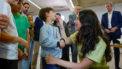 O presidente da Xunta asiste ao arranque da vacinación infantil da gripe nun colexio de Oroso (EFE J Lavandeira)