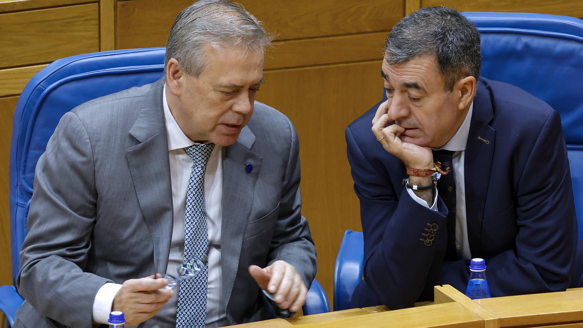 O conselleiro de Sanidade, Antonio Gómez Caamaño, e o de Educación, Román Rodríguez, no Parlamento ( EFE/Lavandeira jr)