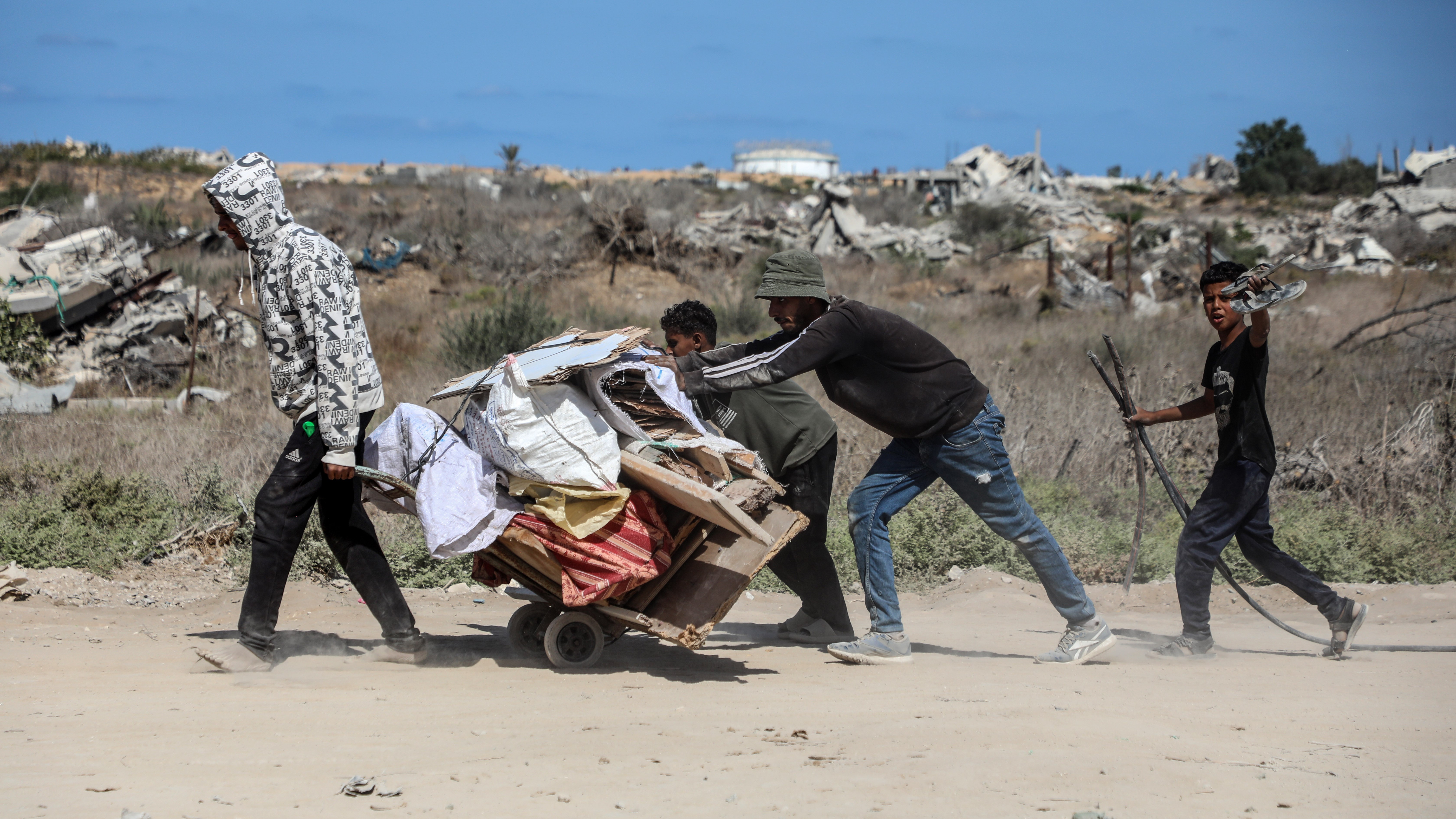 Palestinos desprazados volven ao norte de Gaza carrexando as súas pertenzas. Europa Press / Rizek Abdeljawad