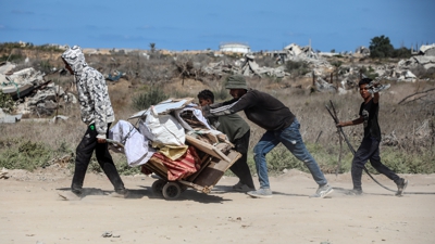 Palestinos desprazados volven ao norte de Gaza carrexando as súas pertenzas. Europa Press / Rizek Abdeljawad