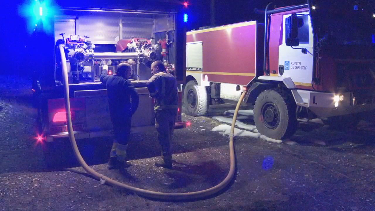 Bombeiros no incendio da Gudiña