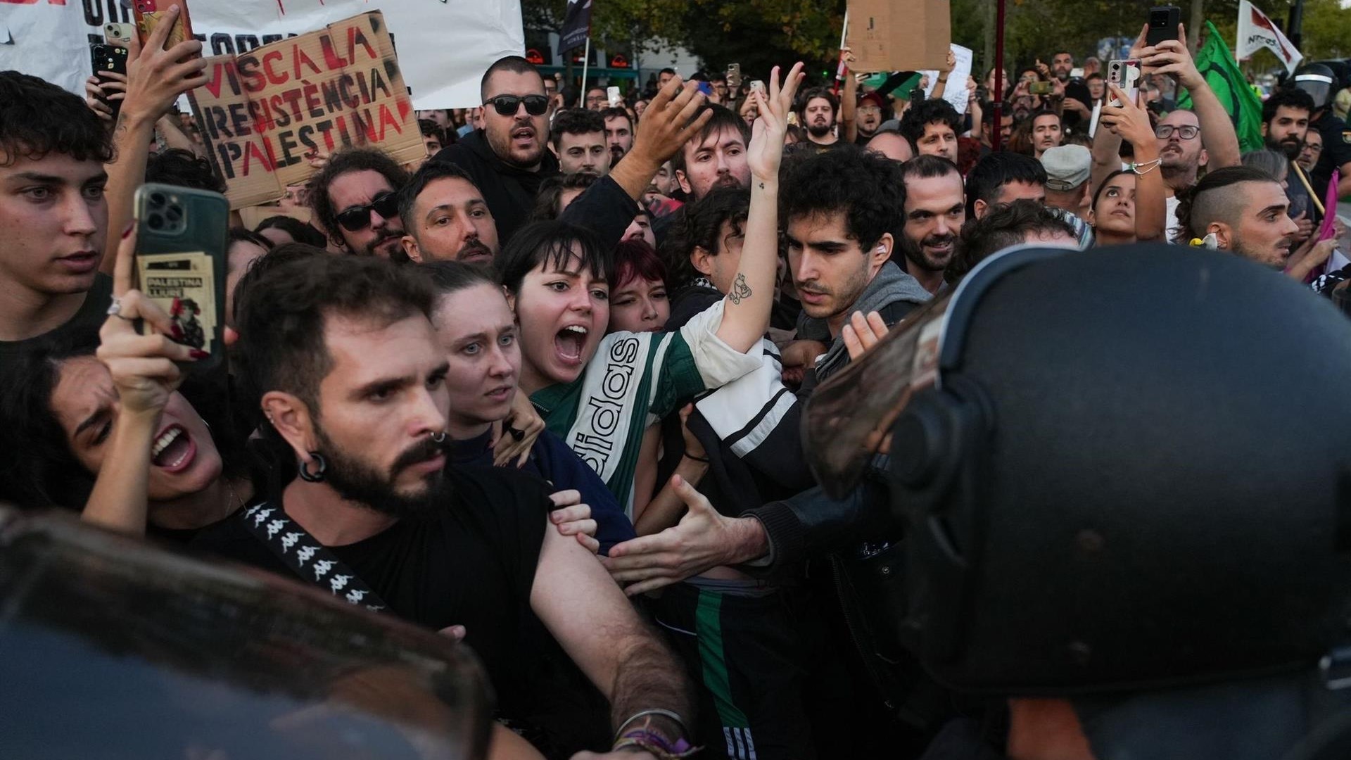 Imagen de la protesta a las puertas del partido Valencia Basket-Hapoel Tel Aviv (Edu Manzana-Europa Press)