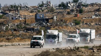 Vehículos da Cruz Vermella escoltan camións que transportan os corpos de palestinos mortos e retidos por Israel