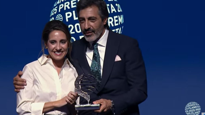 A escritora Ángela Banzas e Juan del Val tras a entrega do premio