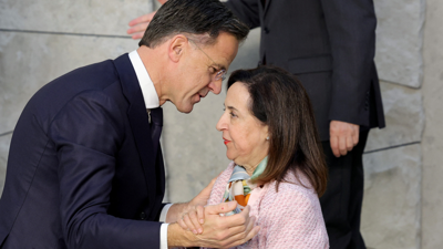 Saúdo do secretario xeral da OTAN e da ministra de Defensa na reunión celebrada este mércores en Bruxelas. Reuters.