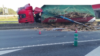 O camión sinistrado transportaba madeira (Garda Civil-Europa Press)