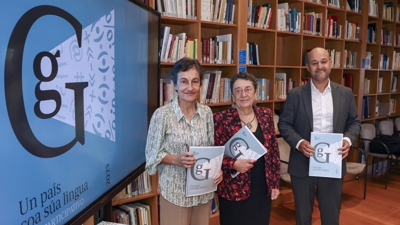 A presidenta do Consello da Cultura, Rosario Álvarez (c); a coordinadora, Dolores Vilavedra (e), e o responsable do Observatorio da Cultura Galega, Häkan Casares (d), presentaron o informe 'Un país coa súa lingua'. EFE/Xoán Rey.