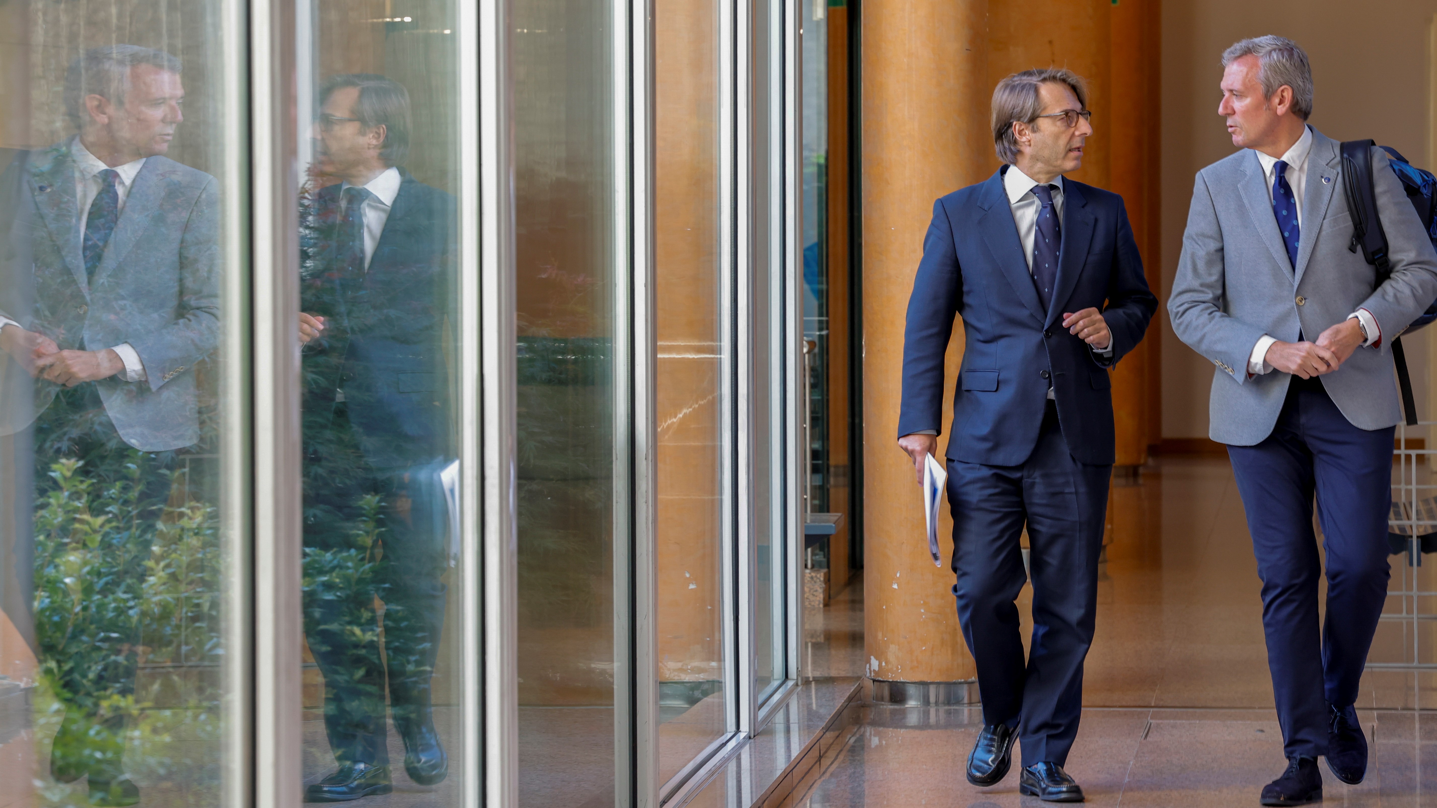 O presidente da Xunta, Alfonso Rueda, xunto ao conselleiro de Facenda, Miguel Corgos (EFE/Lavandeira jr)