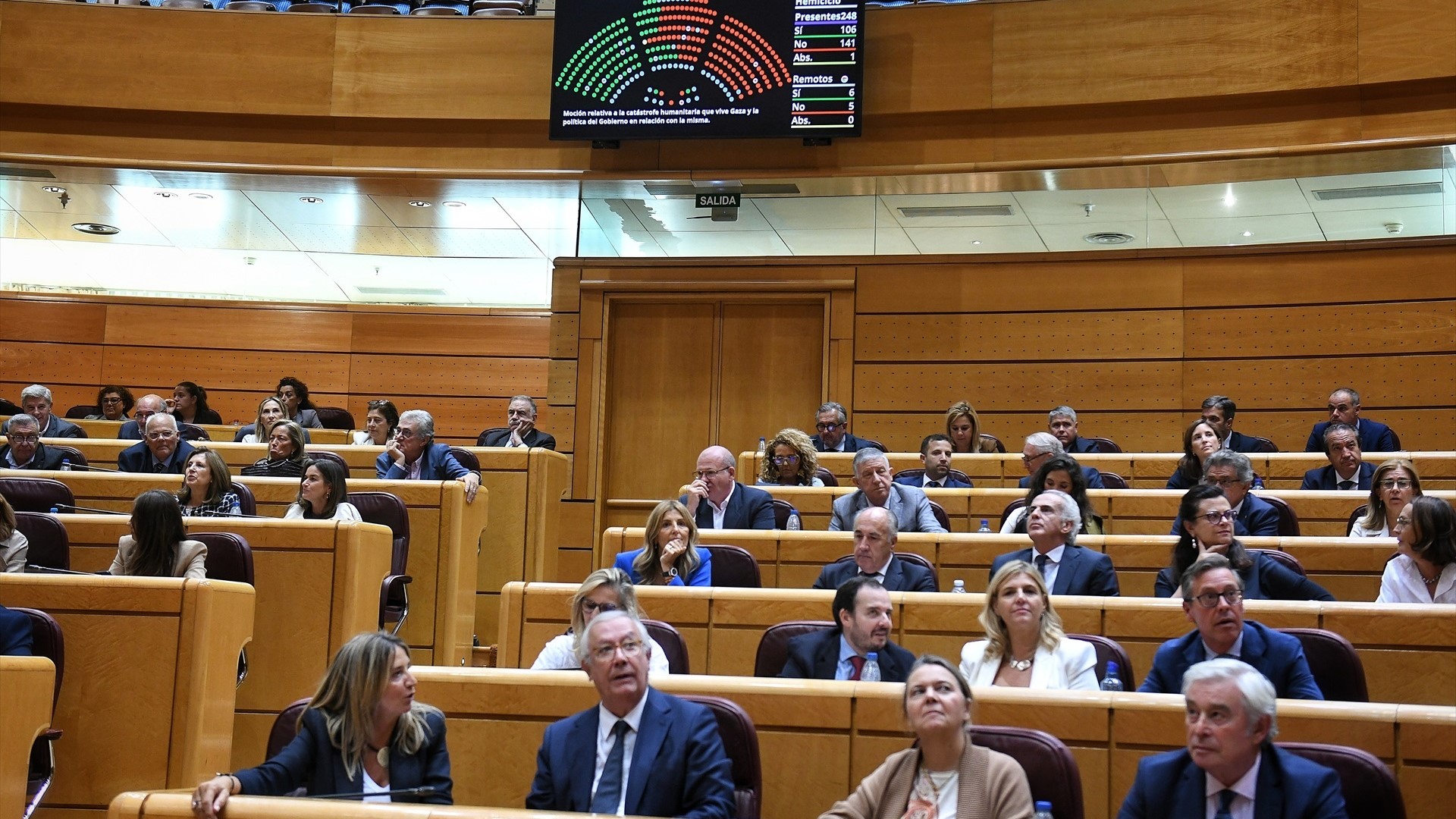 Senadores do PP, partido que promove o conflito, durante unha sesión plenaria (Fernando Sánchez/Europa Press)