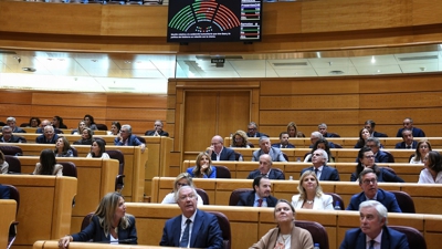 Senadores do PP, partido que promove o conflito, durante unha sesión plenaria (Fernando Sánchez/Europa Press)