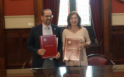 Os presidentes de ambas institucións, Henrique Monteagudo e Francina Armengol, na Coruña durante a firma. Europa Press
