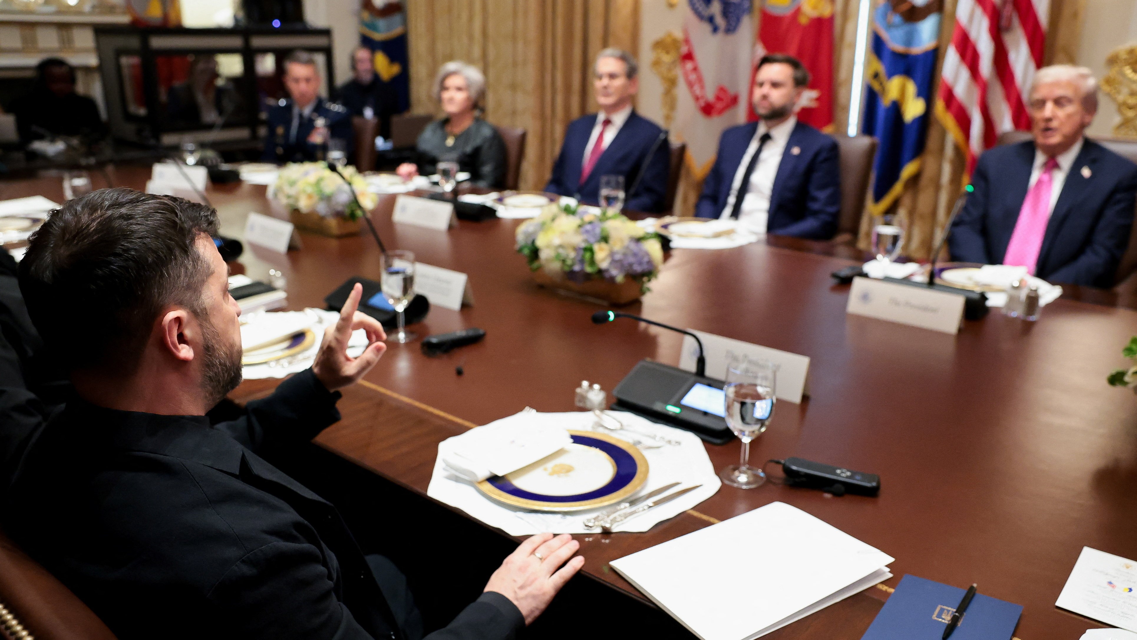 Zelenski diríxese a Trump durante a xuntanza na Casa Branca. REUTERS/Jonathan Ernst