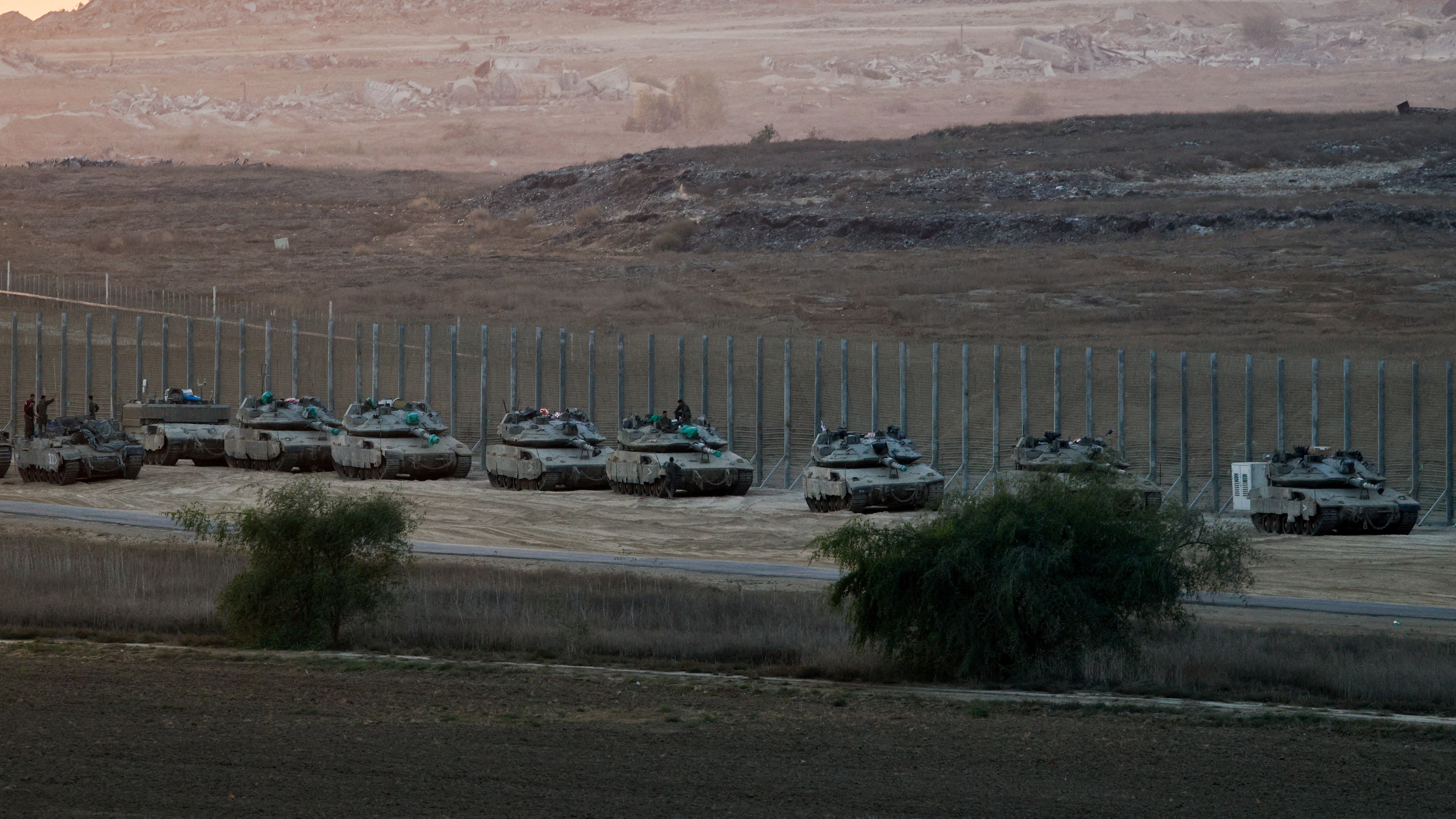 Vehículos militares na fronteira con Gaza. REUTERS/Amir Cohen