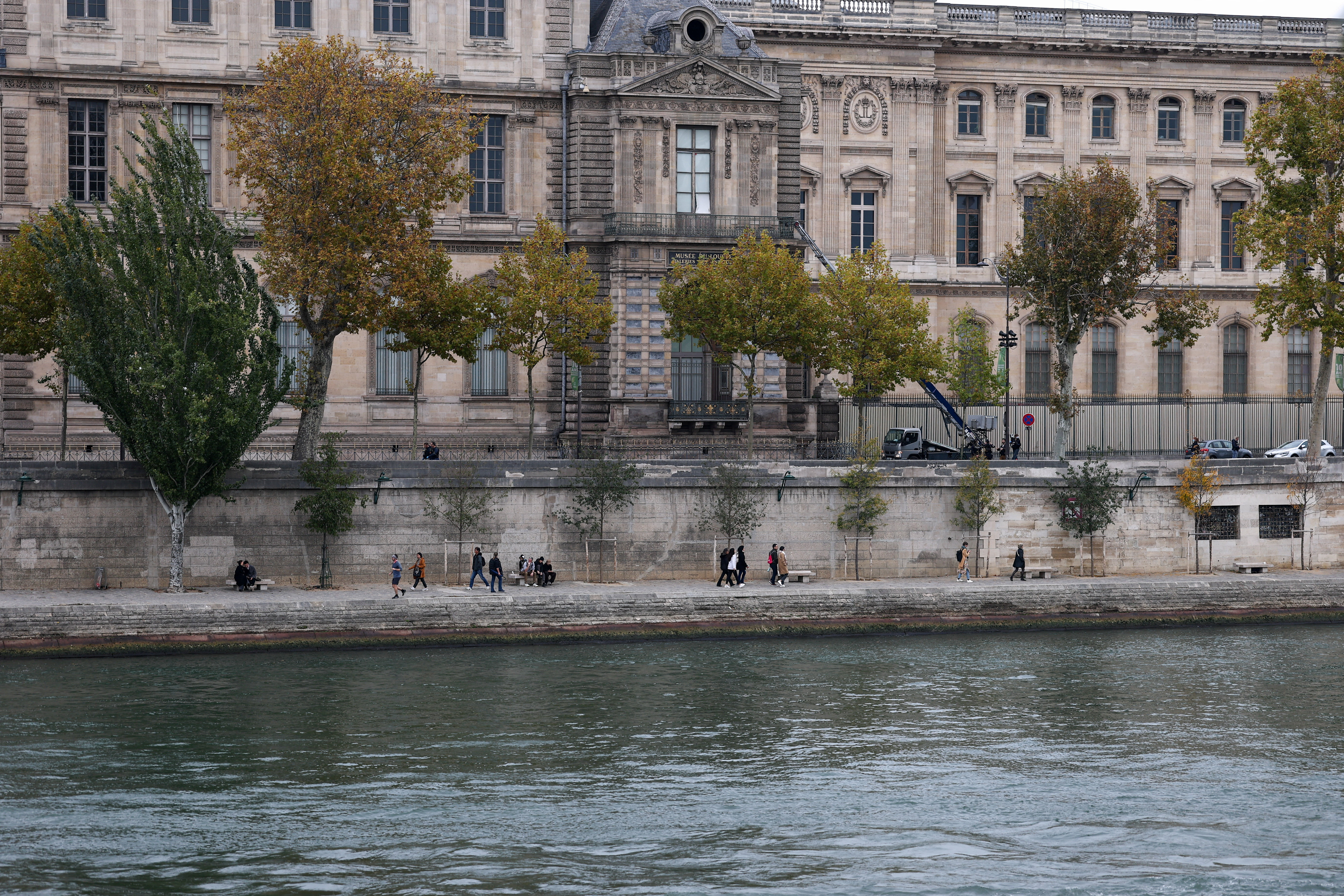 Lateral do Louvre lindante co Sena que está en obras e montacargas que supostamente utilizaron os ladróns. Foto: Reuteras/Gonzalo Fuentes
