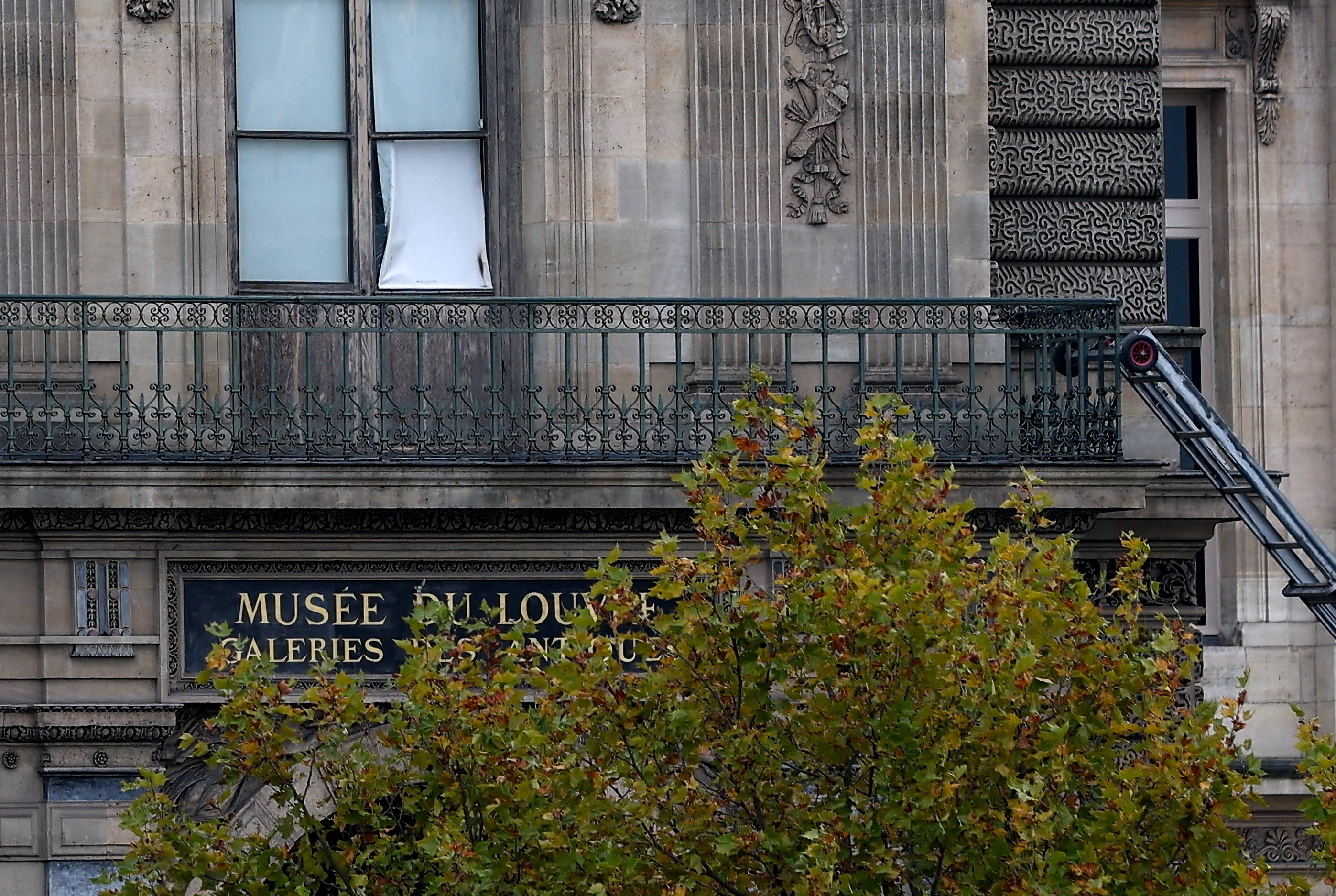 Xanela pola que entraron os ladróns na sala Apolo do Louvre, segundo o ministro do Interior. Foto: Reuters/ Gonzalo Fuentes