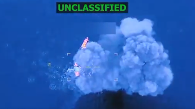 Momento no que estoupa o barco atacado por os EUA en augas internacionais. Imaxe do vídeo publicado polo Secretario de Guerra dos EUA Pete Hegseth na  conta da rede social X @SecWar