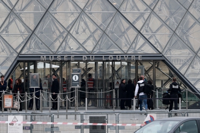 Chegada da policía ao museo do Louvre. Foto: Reuters/Gonzalo Fuentes