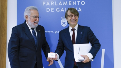Corgos entrega a Santalices o proxecto de orzamentos da Xunta (EFE/Lavandeira jr)