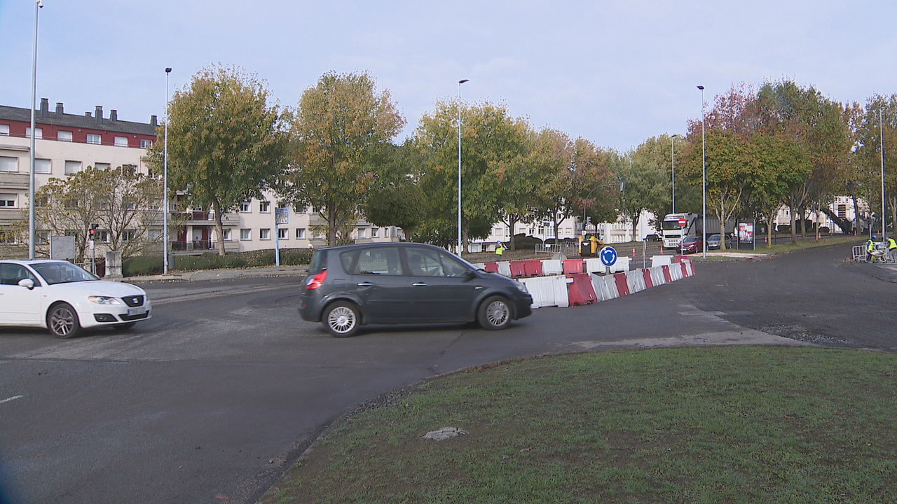 Obras na nova rotonda do cruzamento da avenida Afonso X coa rolda de Fingoi