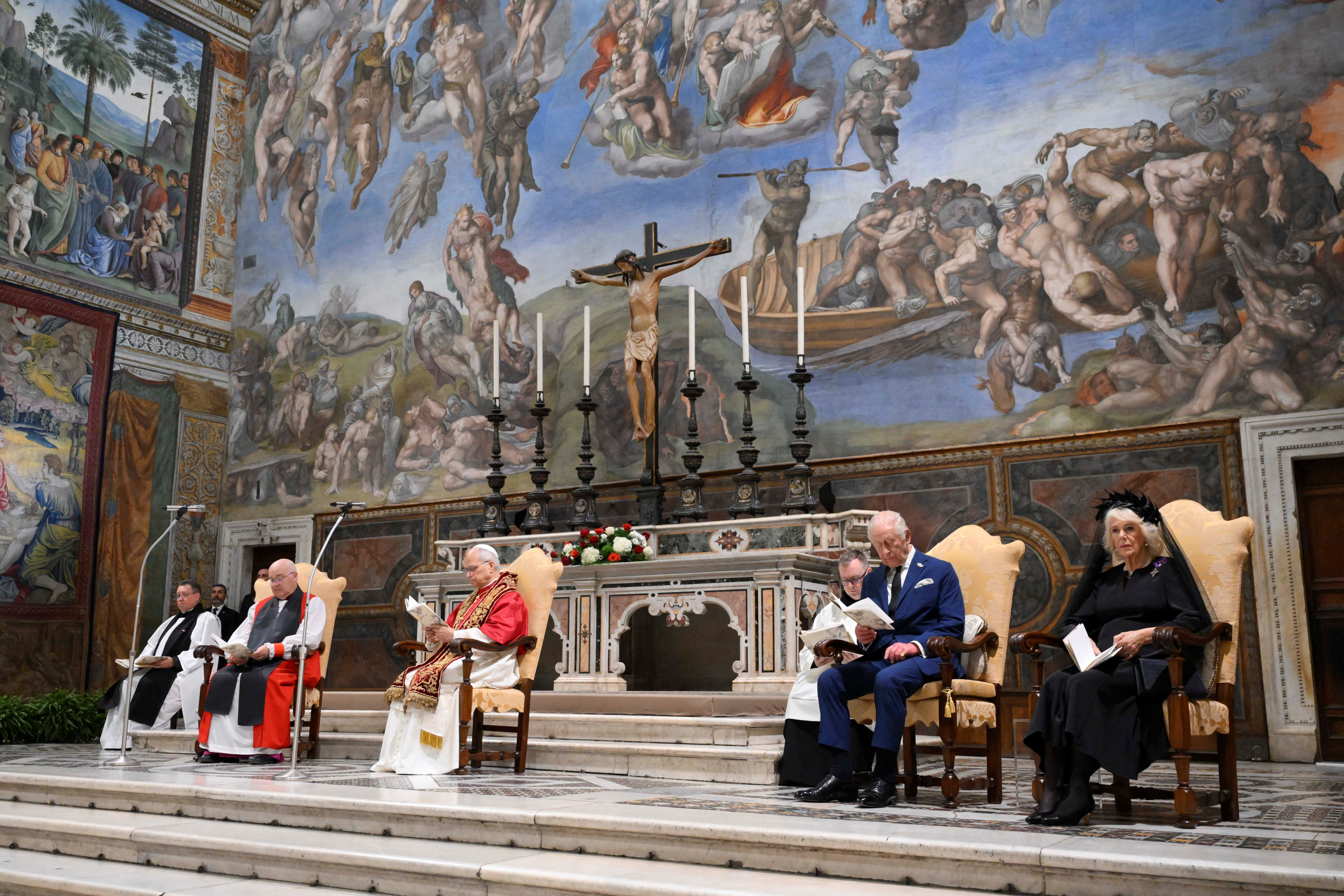 O papa e o rei de Inglaterra presidiron o rezo aos pés do 'Xuízo final' na Capela Sixtina. Reuters
